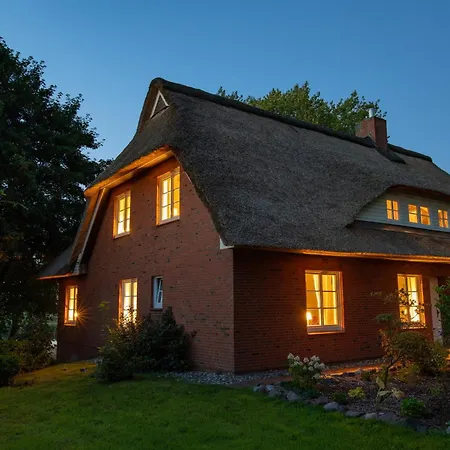 Holiday home Reetdachhaus Eiderblick Breiholz