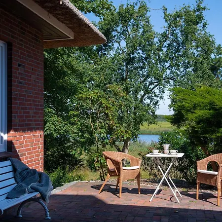 Casa vacanze Reetdachhaus Direkt Am Wasser *