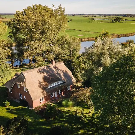 Reetdachhaus Direkt Am Wasser